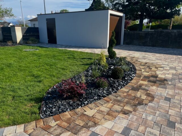 🪴Finitions paysagère 🪴 Un retour sur cette cour transformée de fond en comble. Nous avons entièrement repensé cet espace extérieur avec une finition mêlant pavés et touche végétale.Pour un résultat:  esthétique, durable et confort un d’usage.✔️ Pose précise pour une tenue dans le temps ✔️ Gestion optimisée des écoulements ✔️ Harmonie des teintes et des matériaux Parce qu’une cour n’est pas qu’un espace de passage, mais un véritable prolongement du lieu de vie.#AménagementExtérieur #Paysagisme #Pavé #Rénovation 📲 post & rédaction by @helene_co_pagnie